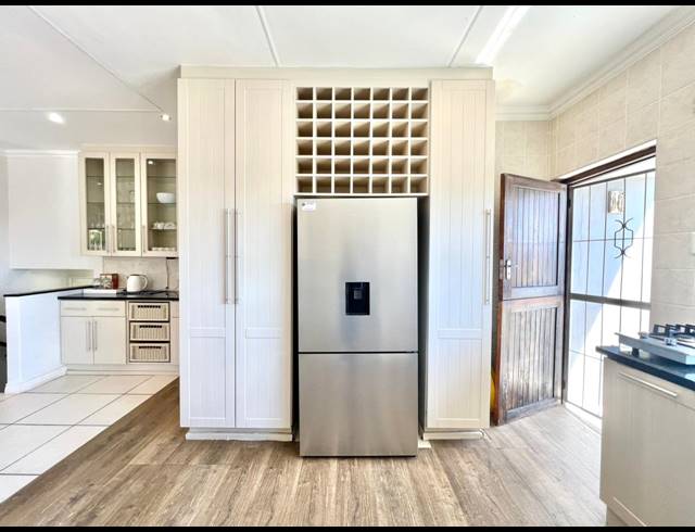 5 BEDROOM HOUSE FOR SALE IN PARADISE BEACH